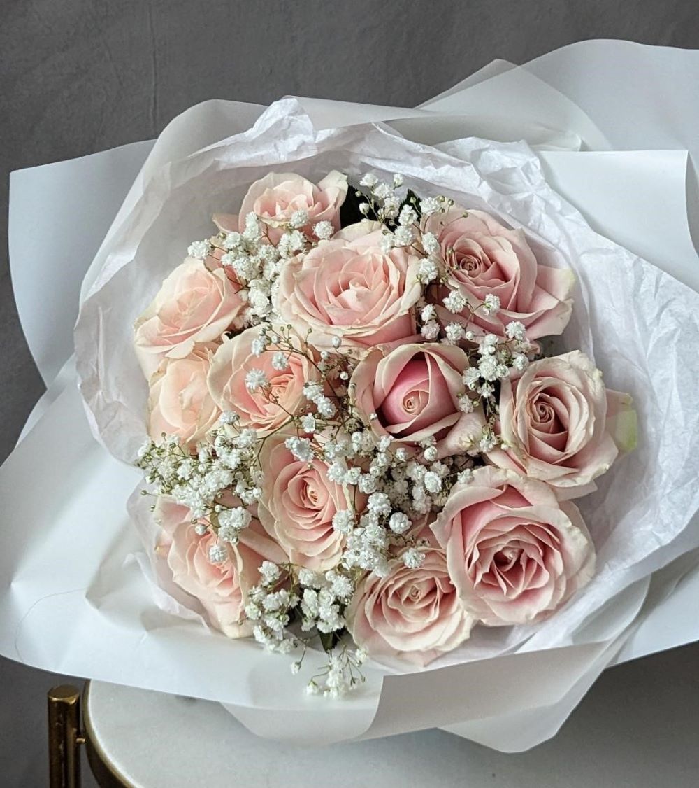 Sweet Avalanche Roses with Gypsophila or Baby's Breath flower Gift flowers