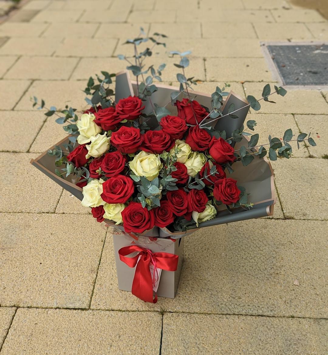 Crimson Flame: Premium Red and White Rose Face Fronting Bouquet