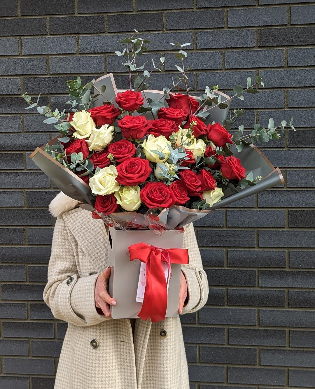 Crimson Flame: Premium Red and White Rose Face Fronting Bouquet